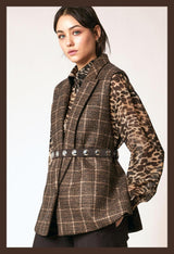 Gilet check con spilla