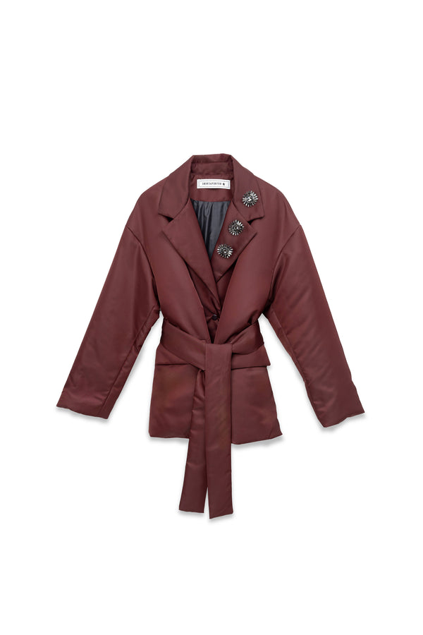 Blazer imbottito con cintura e spille