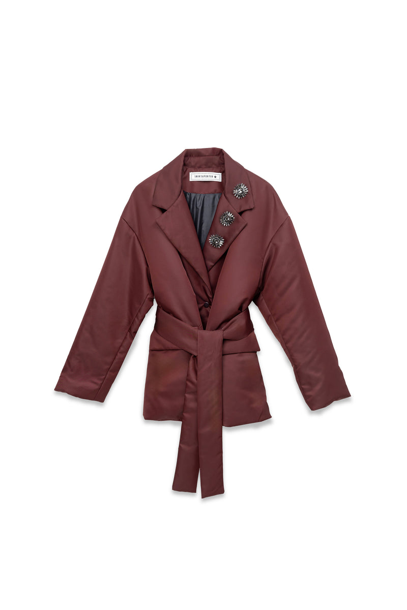 Blazer imbottito con cintura e spille