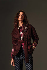 Blazer imbottito con cintura e spille