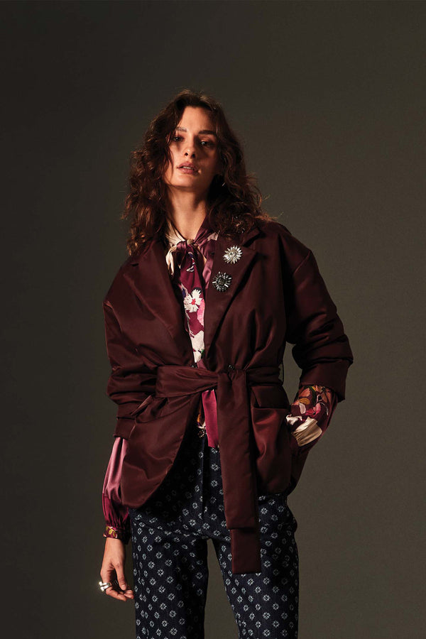 Blazer imbottito con cintura e spille
